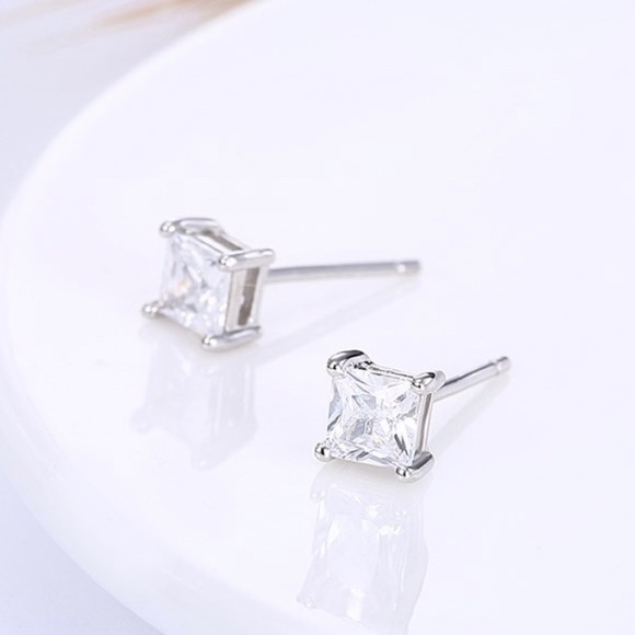 🚨🚨🚨SALE🚨🚨🚨 Sterling Silver Stud Earrings - Picture 5 of 7